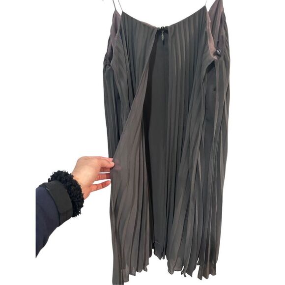 Halston Heritage Sleeveless Back Zip Clsure V-Neck Pleated Mini Dress Gray Size - Picture 7 of 11